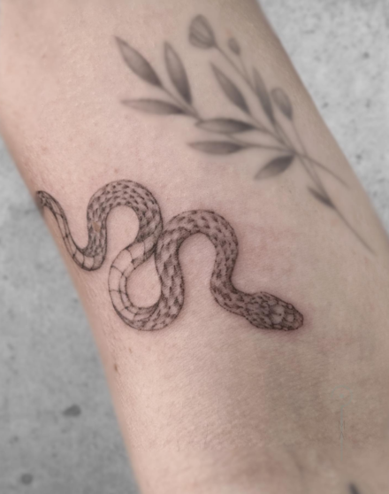 tattoo_of_cross on a hand