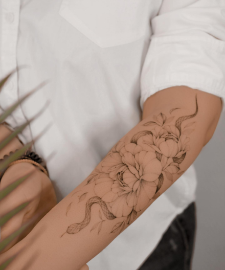 Compositions with snakes in tattoos