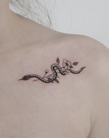 tattoo_of_cross on a hand