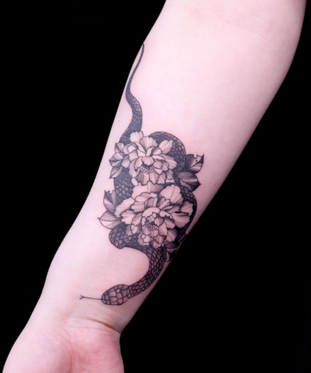 Compositions with snakes in tattoos