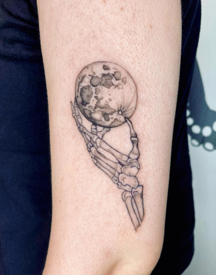 Unusual interpretations of the skeleton hand