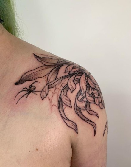 Adding Delicate and Simple Elements to Complement Chrysanthemum Tattoos