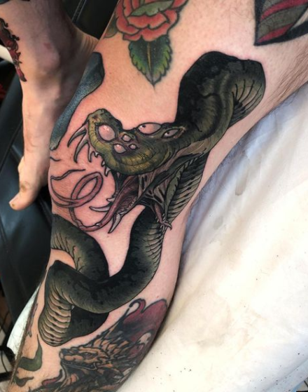 Tattoos on the Knee With Animals