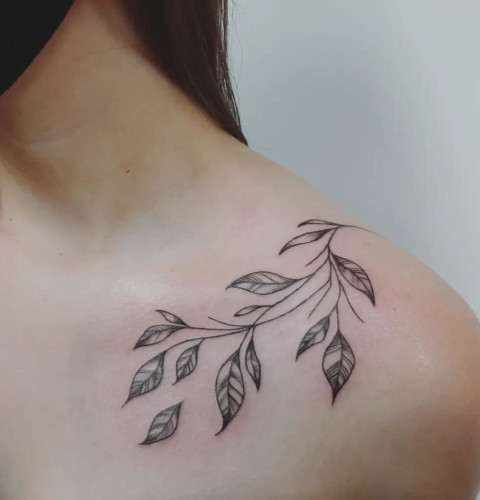 Female Collarbone Tattoos