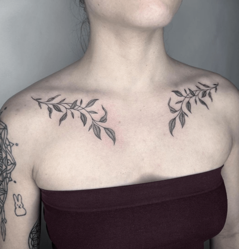 Female Collarbone Tattoos