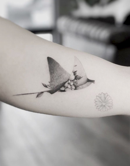 Stingray with Flowers