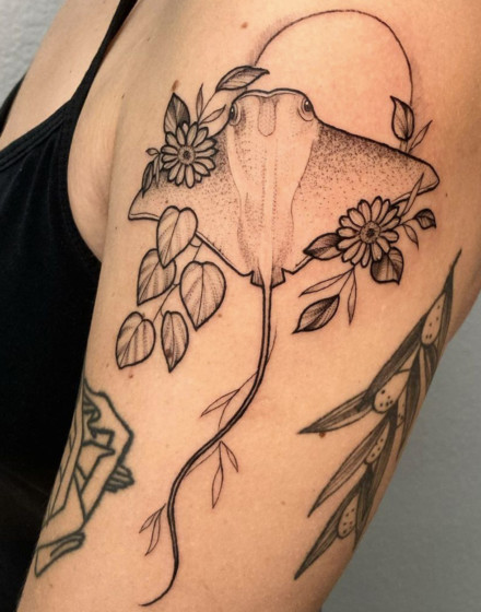 Stingray with Flowers